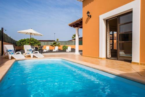Geafond Villa | Villa Joy: Private Pool Retreat in Corralejo, Pet Friendly