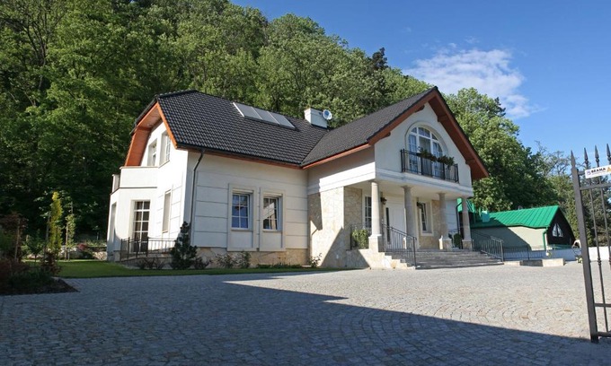 Zwierzyniec House | Villa Julia: Family-Friendly Stay with Top Ratings