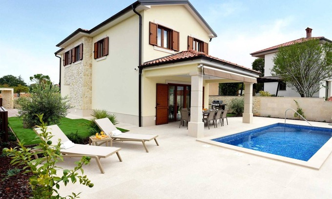 Rasopasno Villa | Villa Julija: Heated Pool, Pet-Friendly Escape Awaits