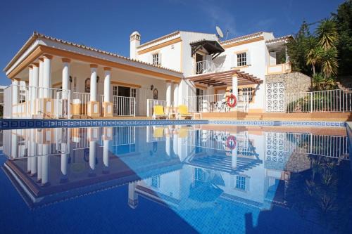 Albufeira Villa | Villa Jumar: Family-Friendly Retreat with Refreshing Pool