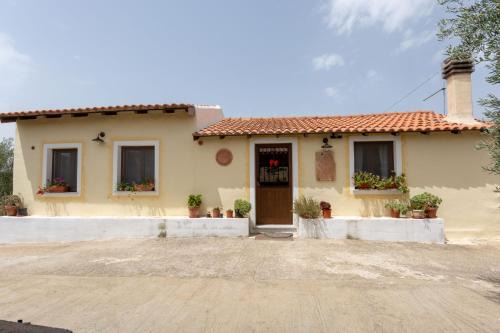 Oliena Villa | Villa Jumpadu: Guest Rated 9.1 with Family-Friendly Amenities