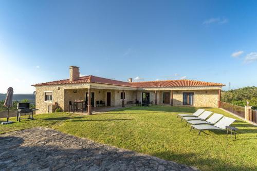 Usseira Villa | Villa Junceira: Oceanfront Escape with High Guest Ratings