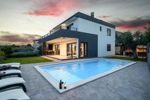 Krnica Villa | Villa Kali: Fitness & Ocean View for 8 Near Pula