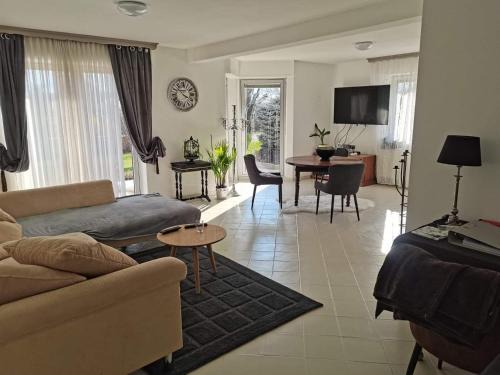 Selestat House | Villa Kerangoues Gîte: Child-Friendly Retreat with 9.6 Rating
