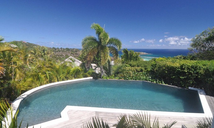 Vitet Villa | Villa Kermao: Premier Stay with Pool & Spa Amenities