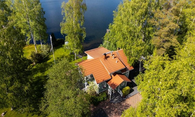 Nurmijarvi House | Unforgettable Villa Kesätie: Lakefront Escape with Spa
