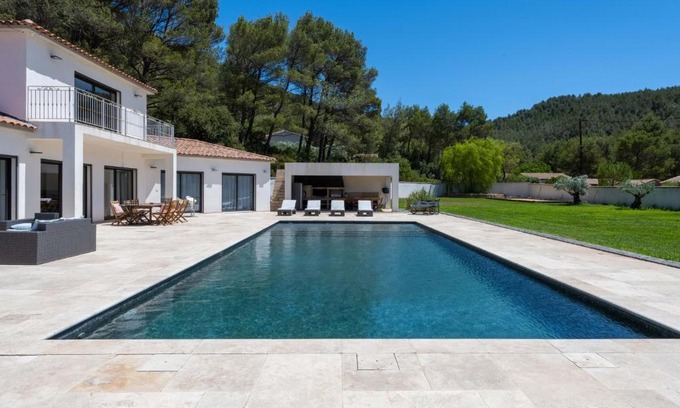 Cuges-les-Pins Villa | Villa Koï Castellet: Pool, Spa & Cinema with 10/10 Rating