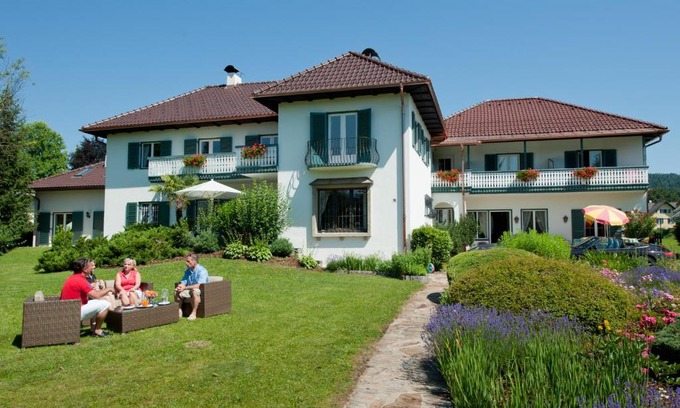 Velden am Worther See Hotel | Villa Konstanze: Family-Friendly Retreat with Pool & Hot Tub