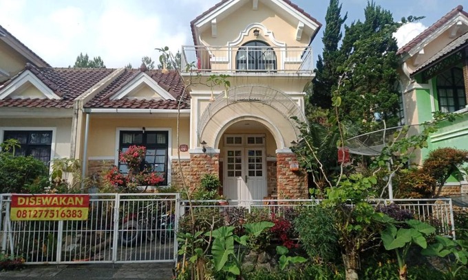 Cipanas Villa | Ideal Villa Kota Bunga: 3 Bedrooms, Full Wifi & Pet-Friendly