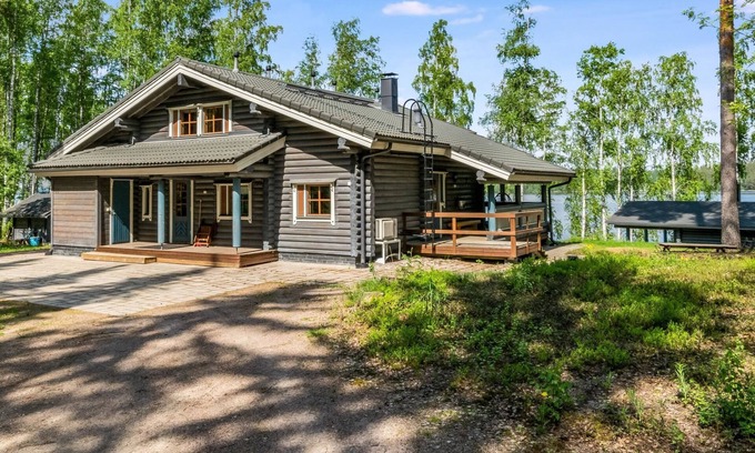 Tiainen House | Relaxing Retreat at Villa Kotikoivu with Lake View & Spa