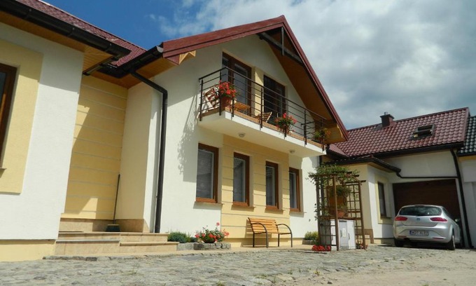 Orlinki Apartment | Discover Villa Kwiatowa: Pet-Friendly with Ocean Views