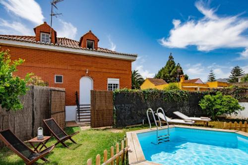Valsequillo de Gran Canaria House | Elegant Villa Los Almendros: Poolside Family Retreat