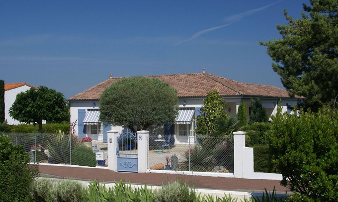 Vaux-sur-Mer Apartment | Cozy Oceanfront Apartment with Stunning Lake Views