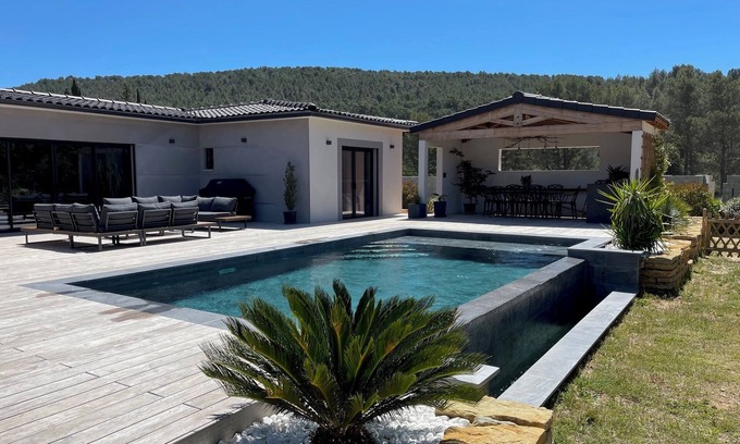 Cuges-les-Pins Villa | Villa L'olivier: Ocean View with Private Pool & Breakfast