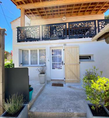 Calanque de Morgiou Villa | Villa La Calanquaise: Oceanfront Getaway with Family Comfort
