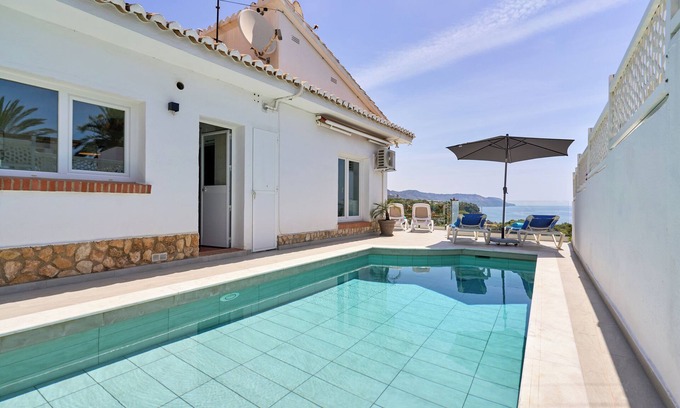 Chimenea Villa | Villa 'La Chinita': Oceanfront Retreat with Pool & Wi-Fi