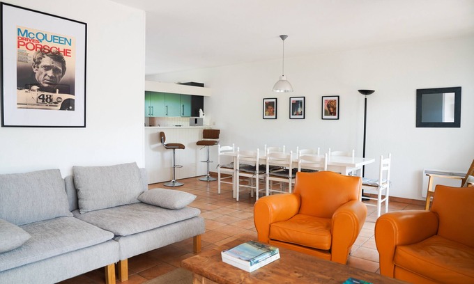 Piraillan Apartment | Villa La Conche: Oceanfront Stay with Private Garden & WiFi