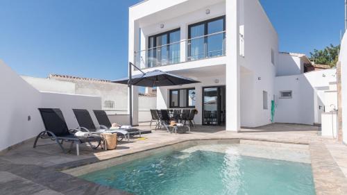 Mondron House | Relax at Villa La Fuente Periana with Oceanfront Views