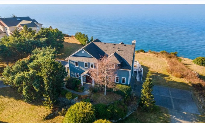 Oak Harbor House | Villa La Isla: Pet-Friendly Getaway with Ocean Views