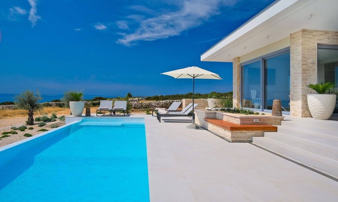 Novalja Villa | Villa La Isla: Tranquil Retreat with Pool & Spa Amenities