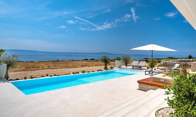 Novalja Villa | Relax at Villa La Isla with Pool and Spa Amenities