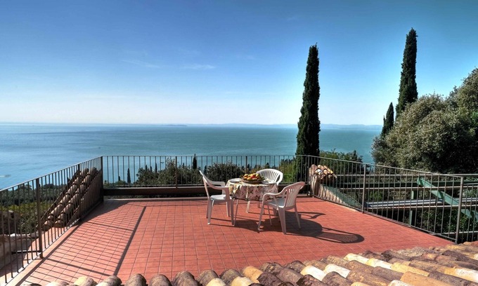 Garda Villa | Serene Villa with Lake View in a Quiet Green Oasis