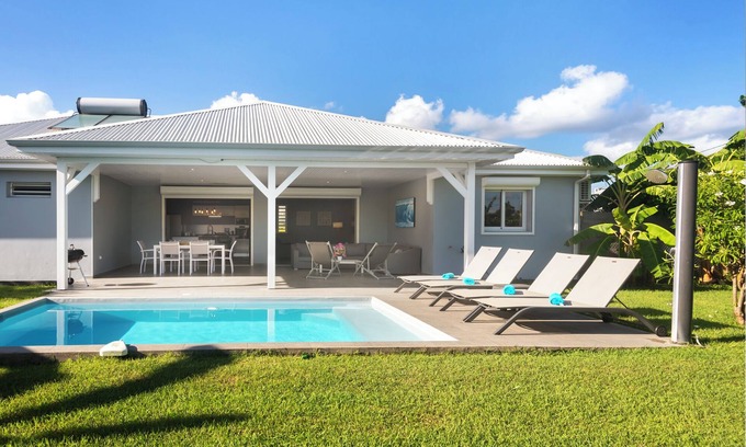 Dunoyer House | Villa La Perle: Peaceful Retreat with Private Pool & Ocean View