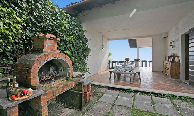 Pulciano Villa | Villa la Quercia: Scenic Lake View in Toscolano Maderno