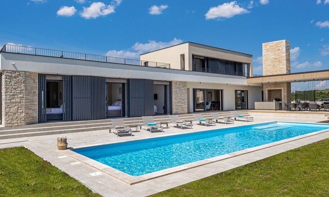 Brtonigla House | Family Retreat: 5 Bedroom Stay in Brtonigla with Pool