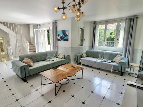 Villemomble Villa | Charming Belle Maison Near Paris - Family-Friendly Retreat
