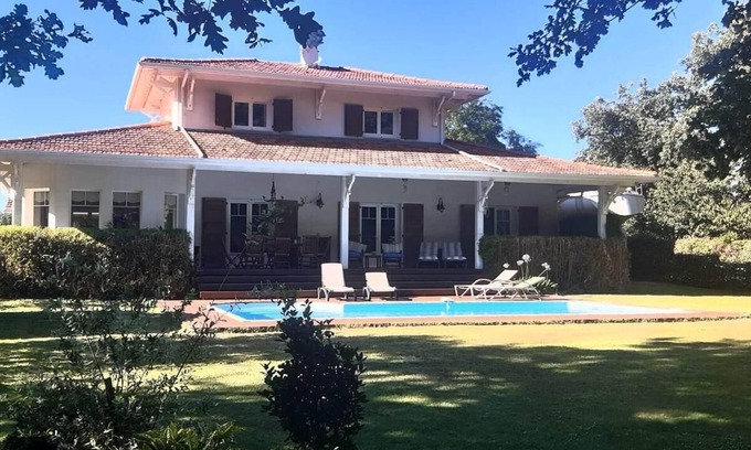 Audenge Villa | Relaxing Villa with Pool, Garden & Family-Friendly Amenities