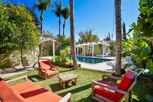 Woodland Hills Villa | Stylish Villa La Verde with Pool & Guesthouse Near Topanga