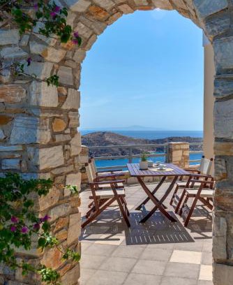 Vari Villa | Villa la vue: Guest Rated 10/10, Pet Friendly & Breakfast