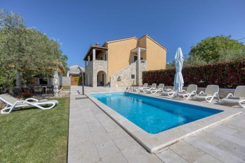 Marasi Villa | Relax at Villa Ladonja: Private Pool & Sauna Await
