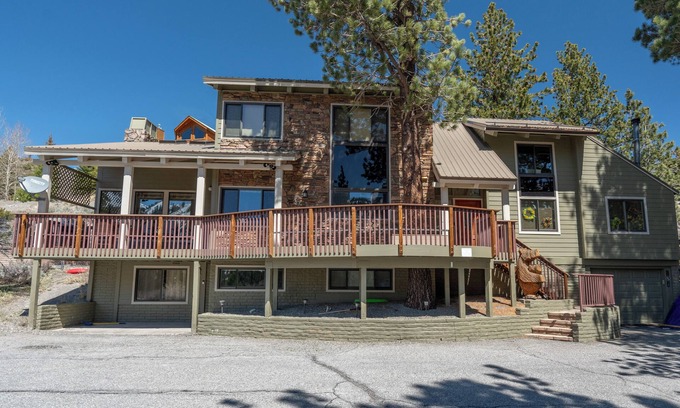 June Lake House | Villa Lago Home - Ideal for Families with Pool & Kitchen