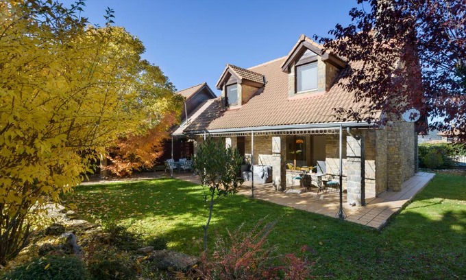 Jaca Villa | Beautiful Villa Lana Chalet Baros, Jaca - Pet Friendly Stay