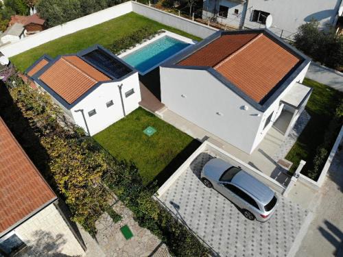 Valbandon Villa | Villa Lana: Oceanfront Retreat with 9.8/10 Guest Rating