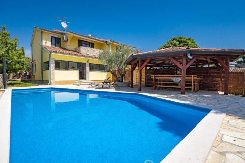 Kastelir-Labinci Villa | Villa Lara: Guest Rated 10/10 with Pool & Family Amenities