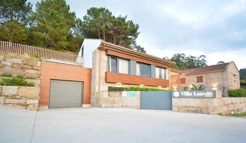 Carracido House | Villa Laredo: Family-Friendly Retreat with Hot Tub & Breakfast
