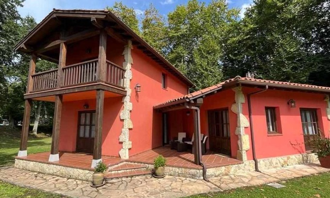 Llamigo House | Villa Las Ardillas: Enjoy a Poolside Getaway