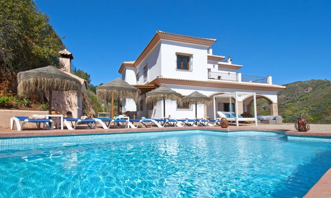 Cutar Villa | Villa Las Palomeras: Oceanfront Retreat with Pool & Pet-Friendly