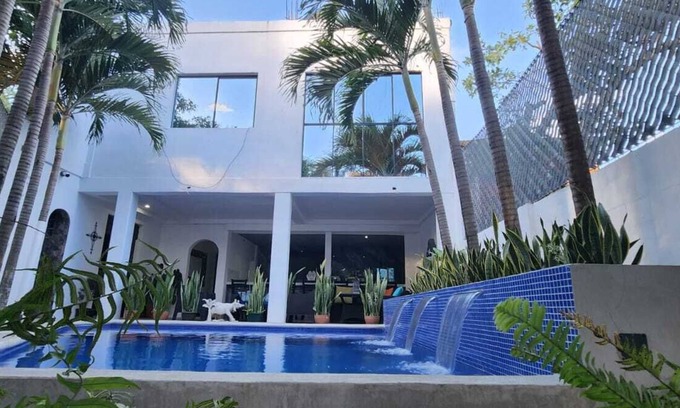 Ahuachapan House | Villa las Victorious: Cozy Retreat with Spa and Pet-Friendly