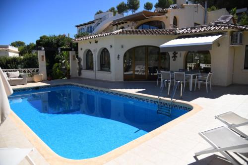 Pinar del Advocat Villa | Villa Las Viñas: Breathtaking Ocean Views & Poolside Fun
