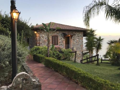 Calimera House | Cozy Villa Laura: Oceanfront Retreat with Pet-Friendly Amenities