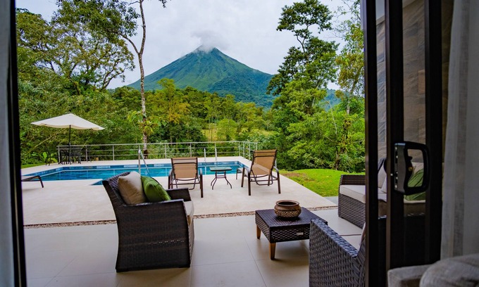 La Fortuna House | Villa Laurel: Idyllic Retreat at Arenal Volcano's Foothills
