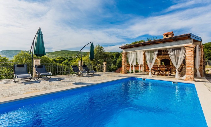 Primorski Dolac Villa | Discover Villa Laurosa: Traditional Dalmatian Retreat