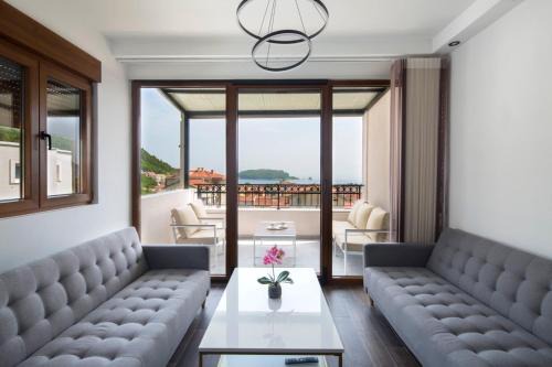 Podmaine Apartment | Beachfront Villa Lazy Hill with Pool & Hot Tub Amenities