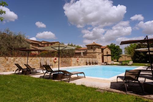 San Macario In Monte House | Cozy Villa Le Beringhe: Wine, Pool & Oceanfront Haven