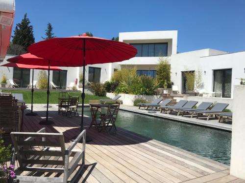 Cassis Apartment | Oceanfront Villa le sud Appartements with Pool & Hot Tub