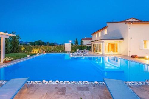 Monsummano Terme Villa | Elegant Villa Le Terme: Oceanfront Bliss with Hot Tub